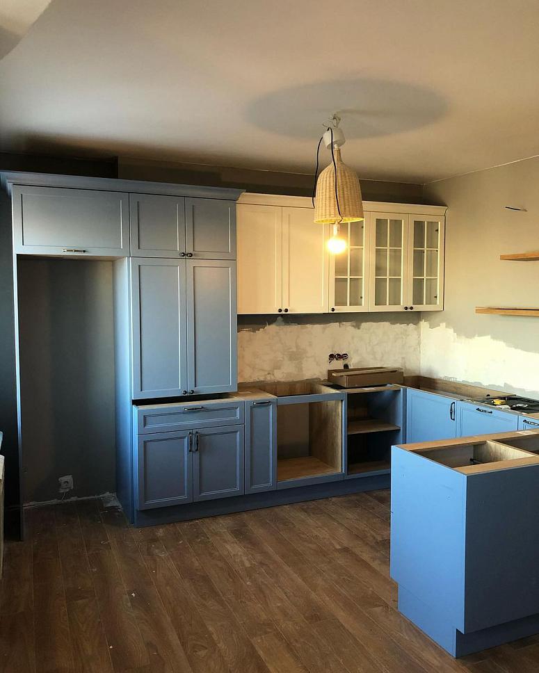 Фото п-образная белая матовая синяя светлая яркая кухня с крашеными фасадами в неоклассическом стиле