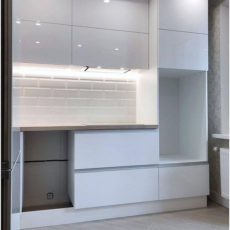 Фото угловая белая светлая глянцевая кухня с пластиковыми фасадами AGT в стиле Хай-Тек и в стиле Минимализм с пластиковой столешницей