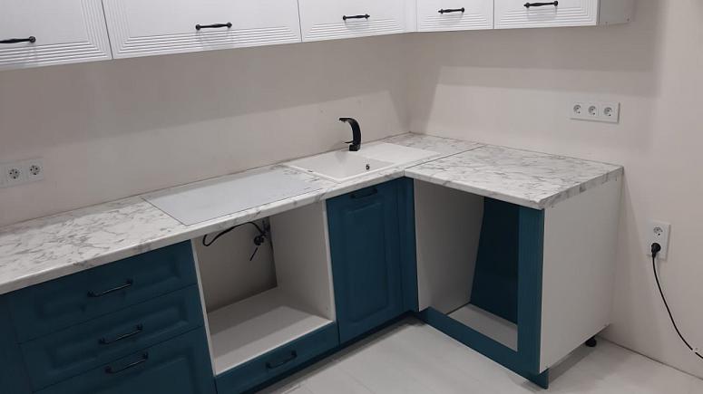 Фото угловая трехъярусная белая двухцветная матовая синяя яркая кухня с фасадами МДФ-ПВХ в неоклассическом стиле с пластиковой столешницей