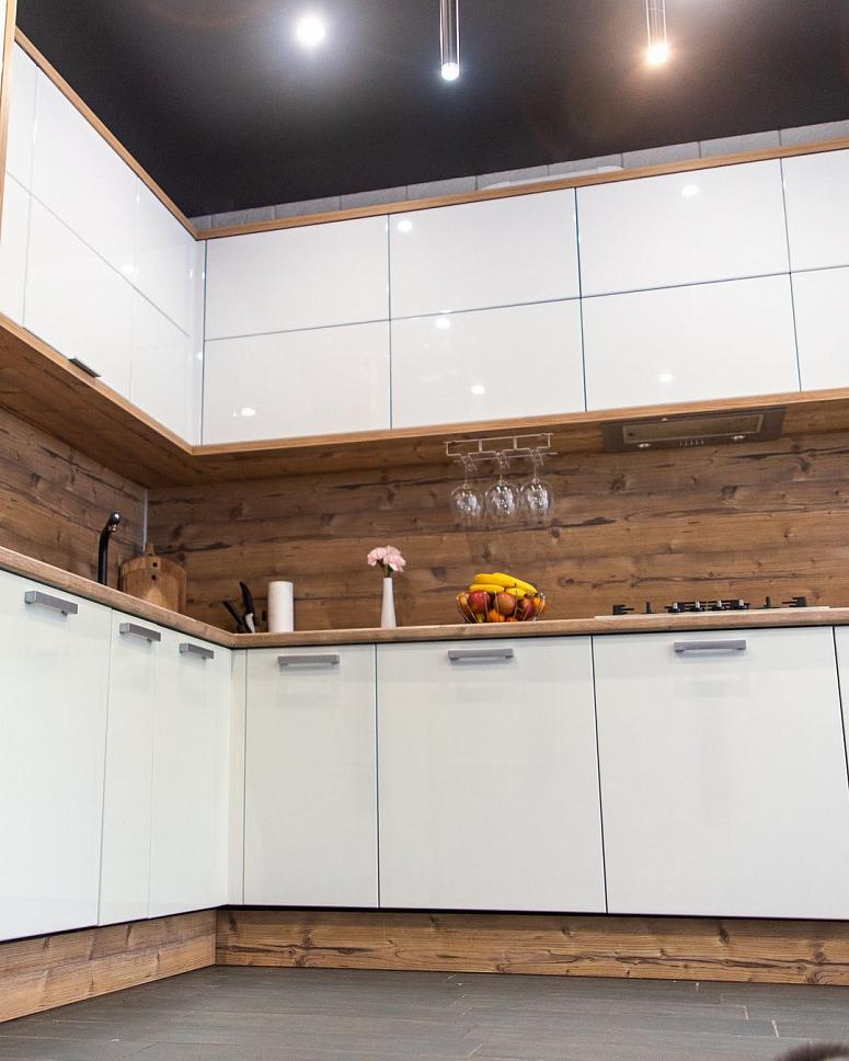 Фото угловая белая светлая кухня с фасадами МДФ-ПВХ в стиле Хай-Тек с пластиковой столешницей