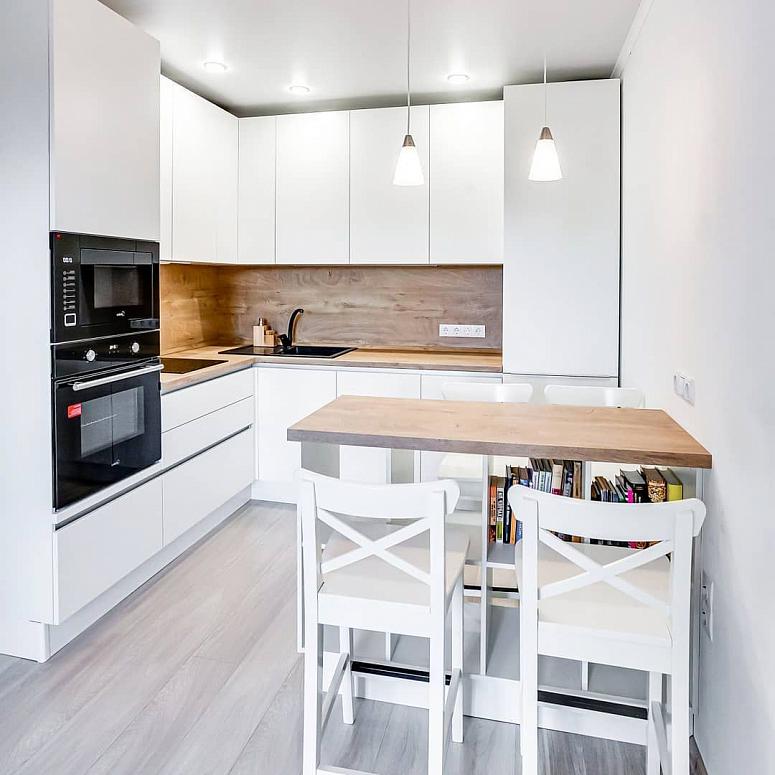 Фото угловая белая древесная матовая кухня с крашеными фасадами в стиле Хай-Тек и в стиле Минимализм с пластиковой столешницей