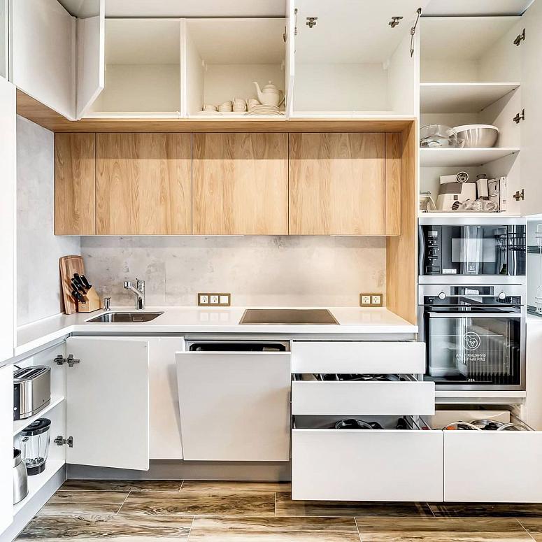 Фото угловая трехъярусная белая древесная двухцветная глянцевая кухня с пластиковыми фасадами из акрила в стиле Хай-Тек и в стиле Минимализм c акриловой столешницей