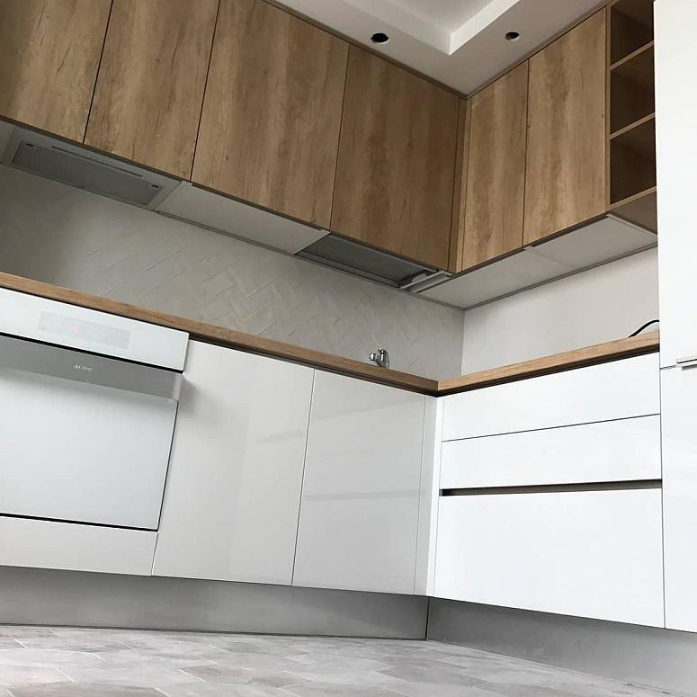 Фото угловая белая древесная двухцветная матовая светлая кухня с пластиковыми фасадами AGT в стиле Хай-Тек и в стиле Минимализм с пластиковой столешницей