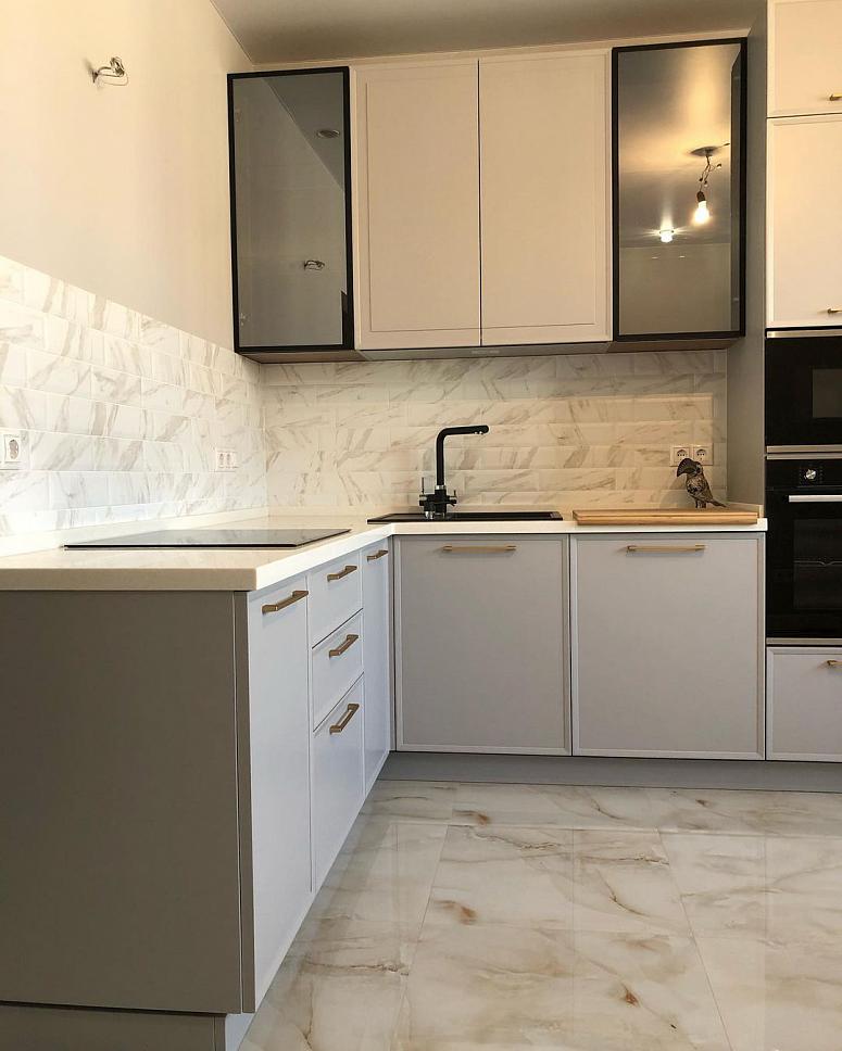 Фото угловая светлая серая матовая кухня с крашеными фасадами в неоклассическом стиле с пластиковой столешницей