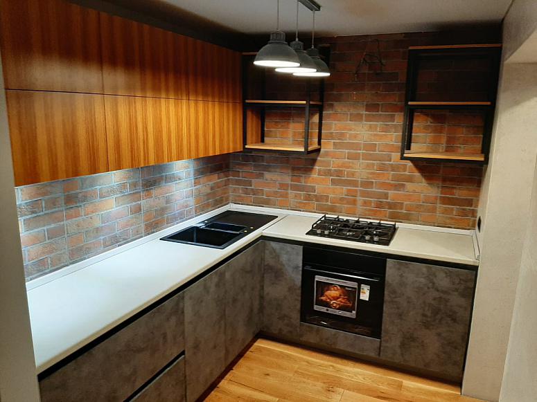 Фото угловая под бетон древесная двухцветная матовая серая темная кухня из шпона с фасадами TSS в стиле Лофт с пластиковой столешницей