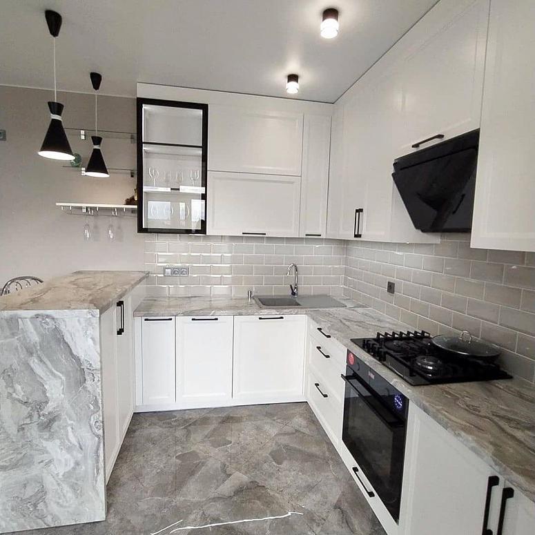 Фото кухня с крашеными фасадами в неоклассическом стиле с пластиковой столешницей