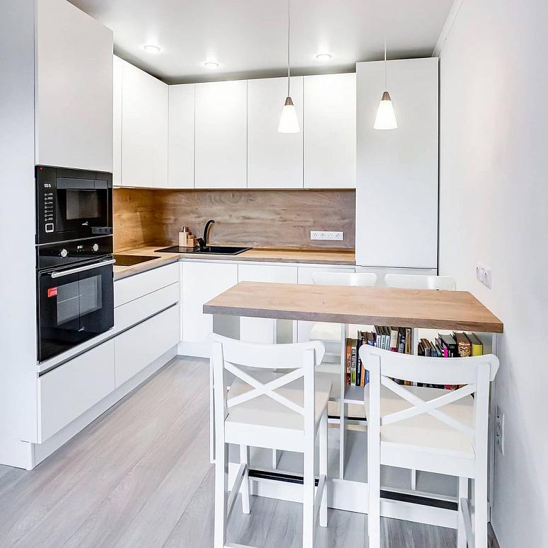 Фото угловая белая светлая матовая кухня с пластиковыми фасадами в стиле Хай-Тек и в стиле Минимализм с пластиковой столешницей