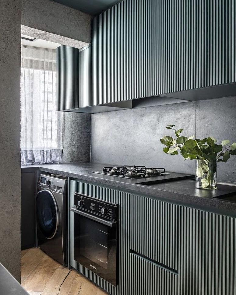 Фото прямая серая матовая темная кухня с крашеными фасадами в стиле Хай-Тек и в стиле Лофт со столешницей из натурального камня