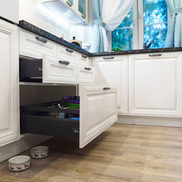 Фото угловая белая светлая кухня с крашеными фасадами в классическом стиле с пластиковой столешницей
