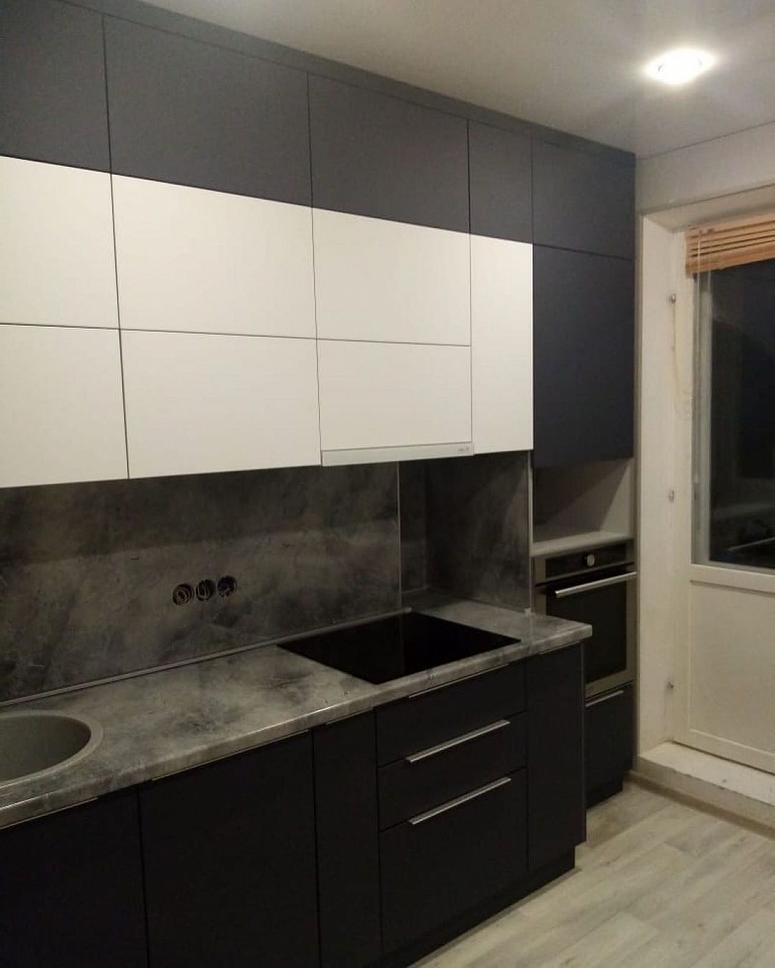 Фото белая двухцветная серая кухня с фасадами МДФ-ПВХ в стиле Минимализм с пластиковой столешницей