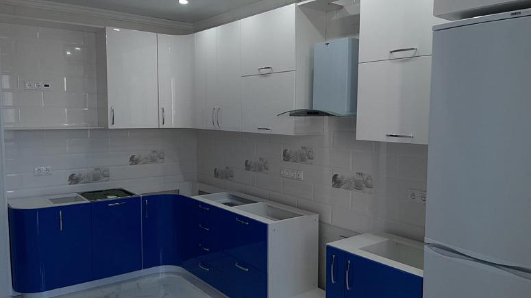 Фото угловая белая двухцветная глянцевая синяя яркая кухня с крашеными фасадами в стиле Хай-Тек c акриловой столешницей