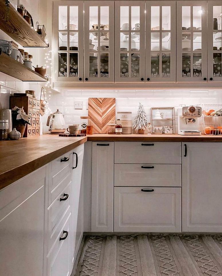 Фото угловая древесная матовая серая светлая кухня с крашеными фасадами в неоклассическом стиле с пластиковой столешницей