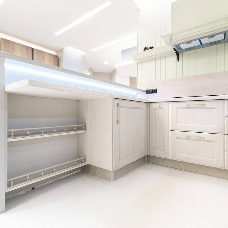 Фото п-образная с барной стойкой белая бежевая древесная двухцветная светлая кухня с фасадами МДФ-ПВХ в классическом стиле с пластиковой столешницей