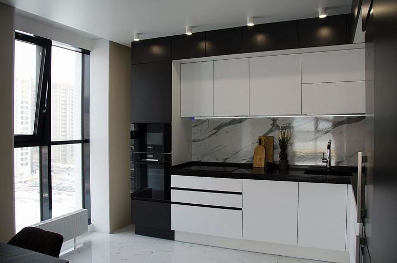 Фото угловая трехъярусная белая черная двухцветная матовая темная кухня с пластиковыми фасадами в стиле Хай-Тек и в стиле Минимализм со столешницей из натурального камня