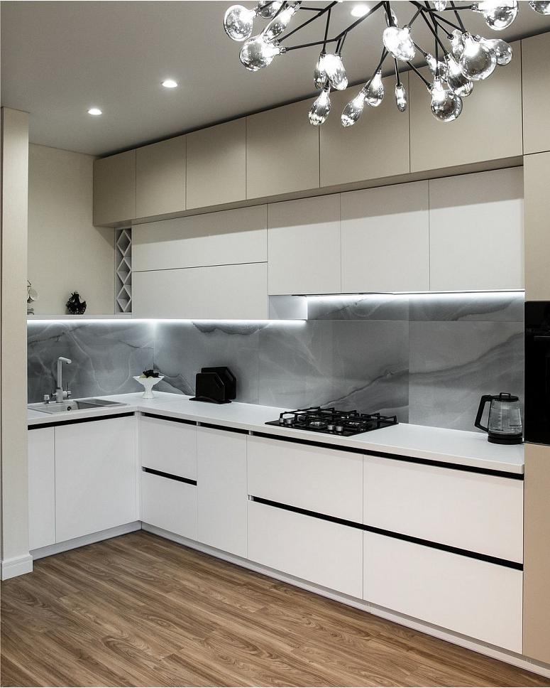 Фото угловая трехъярусная белая двухцветная серая светлая кухня с крашеными фасадами в стиле Хай-Тек и в стиле Минимализм с пластиковой столешницей