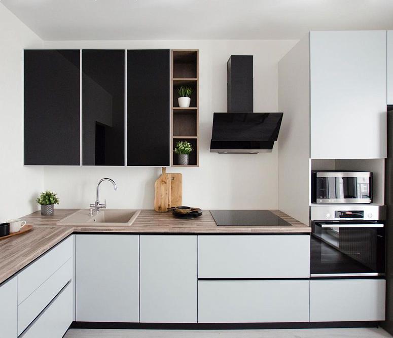 Фото угловая белая черная древесная двухцветная кухня с пластиковыми фасадами из акрила в стиле Хай-Тек и в стиле Минимализм с пластиковой столешницей