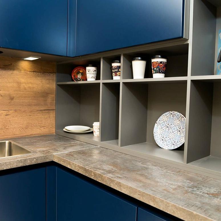 Фото угловая древесная двухцветная глянцевая матовая синяя кухня с пластиковыми фасадами в стиле Хай-Тек и в стиле Минимализм