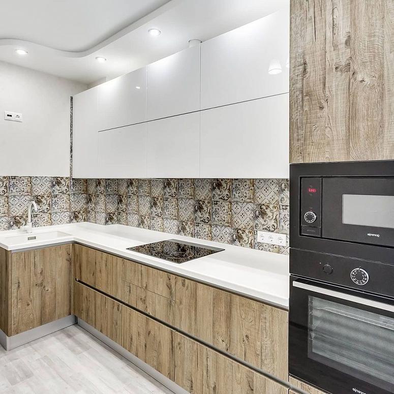 Фото угловая белая древесная двухцветная глянцевая светлая кухня с пластиковыми фасадами с крашеными фасадами в стиле Хай-Тек и в стиле Минимализм