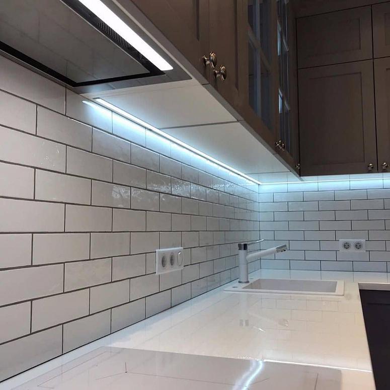 Фото угловая бежевая матовая серая темная кухня с крашеными фасадами в неоклассическом стиле с кварцевой столешницей