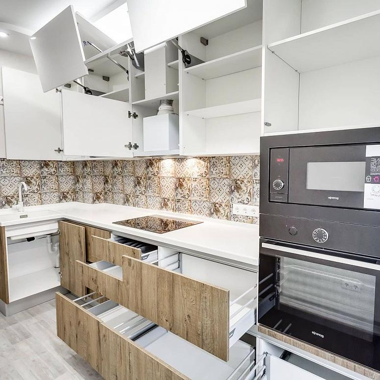 Фото угловая белая древесная двухцветная глянцевая светлая кухня с пластиковыми фасадами с крашеными фасадами в стиле Хай-Тек и в стиле Минимализм
