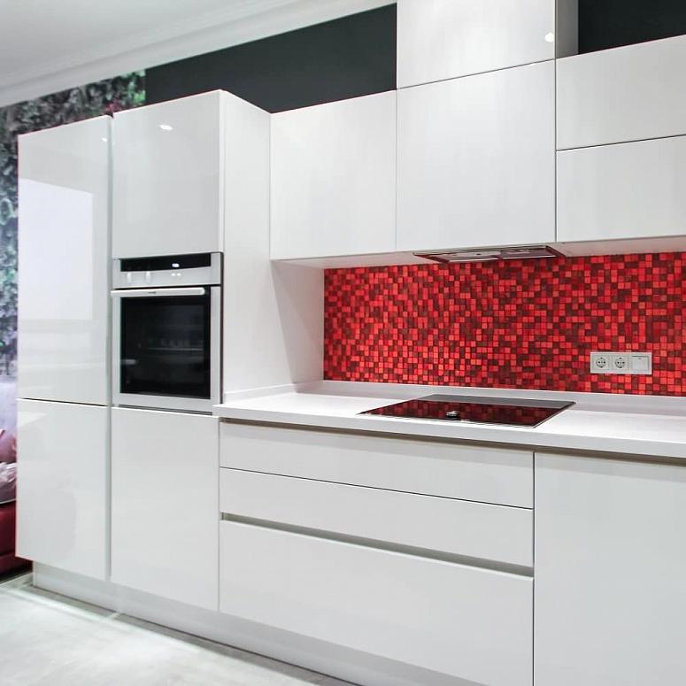 Фото прямая белая глянцевая кухня из акрила в стиле Хай-Тек и в стиле Минимализм с кварцевой столешницей