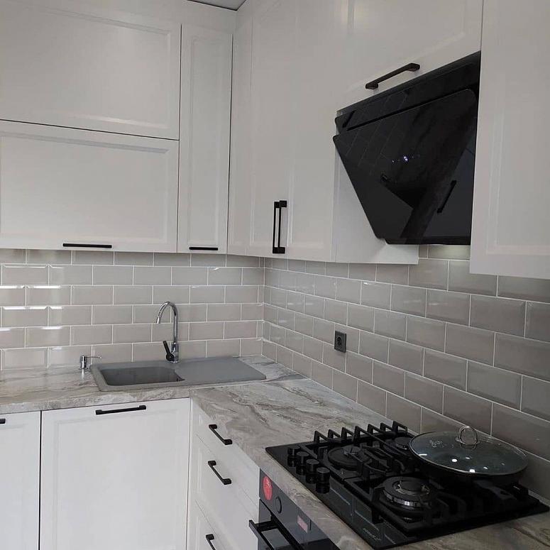 Фото кухня с крашеными фасадами в неоклассическом стиле с пластиковой столешницей