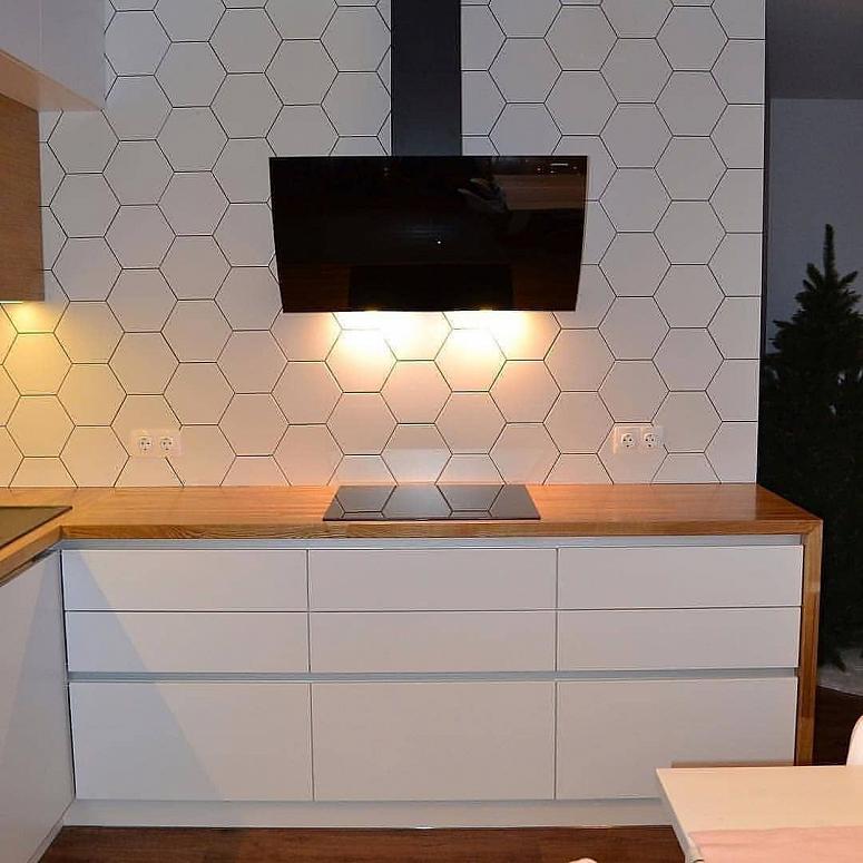 Фото угловая белая древесная двухцветная глянцевая матовая светлая кухня с пластиковыми фасадами с крашеными фасадами AGT в стиле Минимализм с пластиковой столешницей