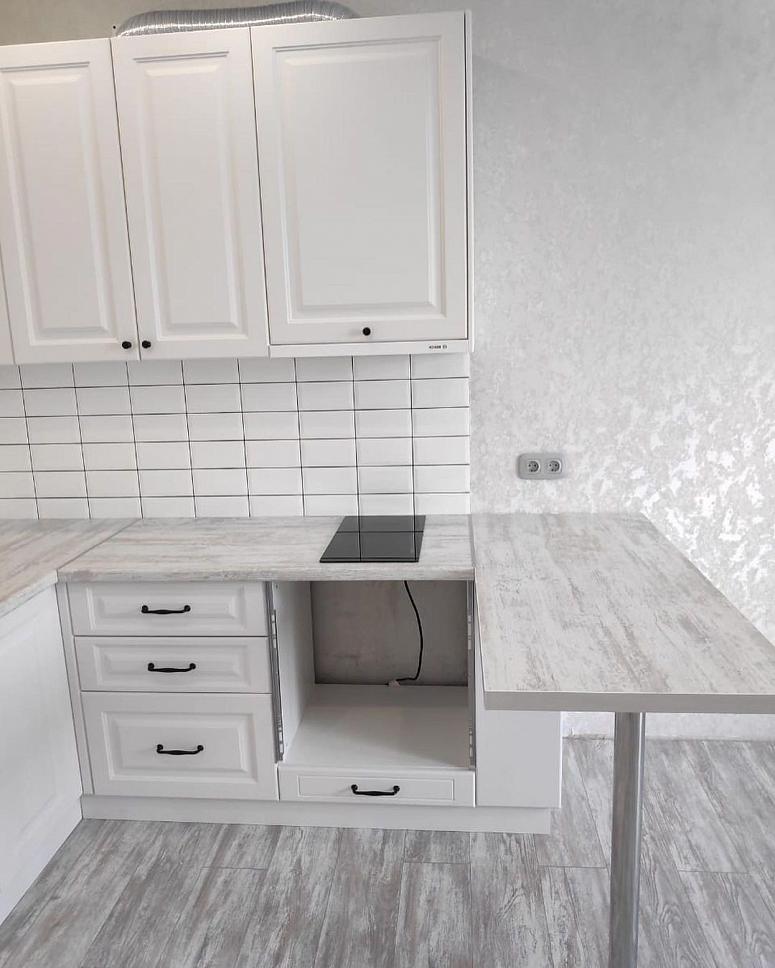Фото угловая с барной стойкой белая матовая кухня с фасадами МДФ-ПВХ в неоклассическом стиле с пластиковой столешницей