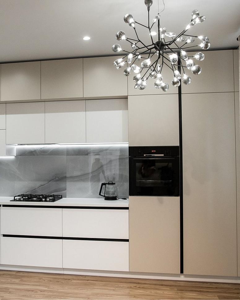 Фото угловая трехъярусная белая двухцветная серая светлая кухня с крашеными фасадами в стиле Хай-Тек и в стиле Минимализм с пластиковой столешницей