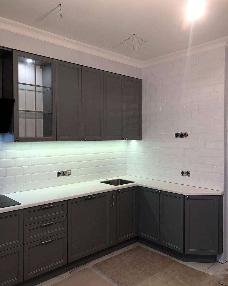 Фото угловая серая матовая темная кухня с крашеными фасадами в неоклассическом стиле