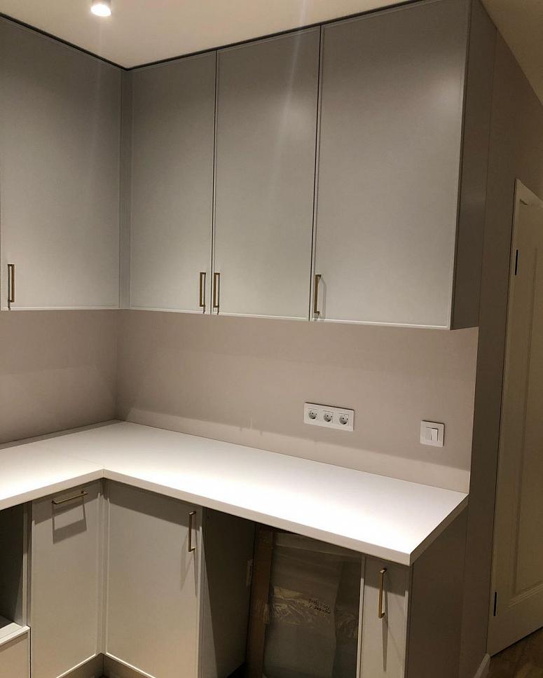 Фото угловая светлая серая матовая кухня с крашеными фасадами в стиле Хай-Тек и в неоклассическом стиле