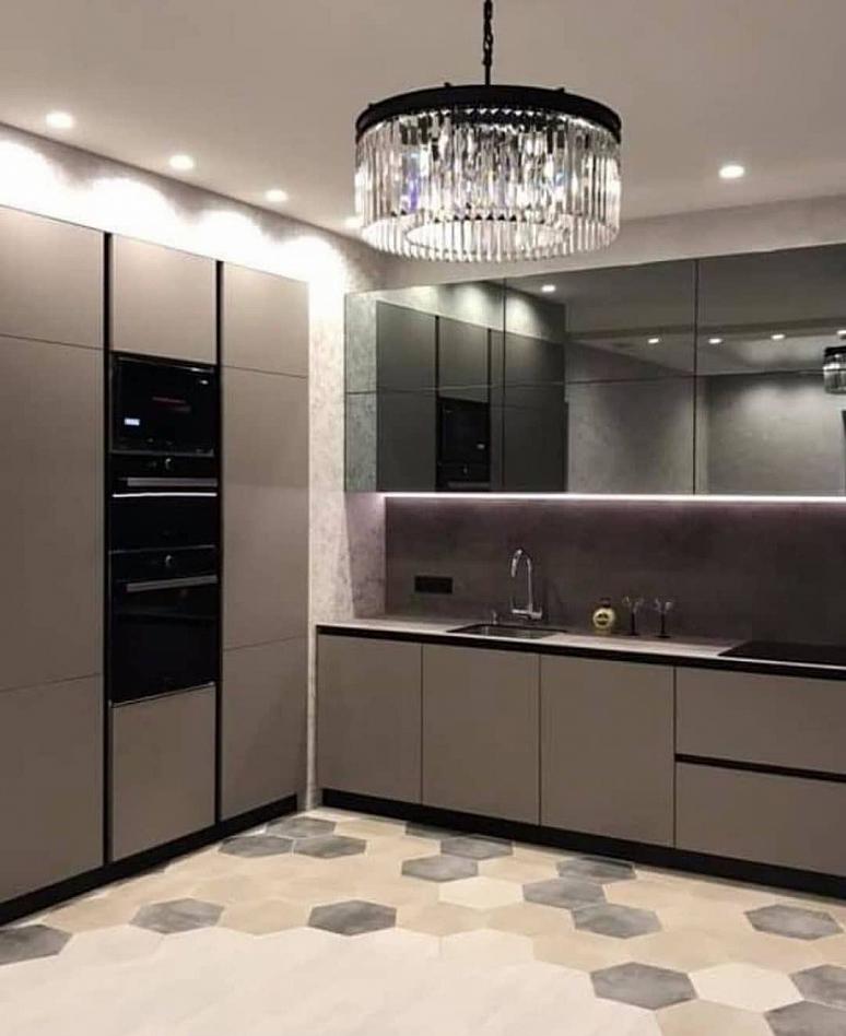 Фото угловая двухцветная глянцевая матовая темная кухня из акрила с фасадами Fenix в стиле Хай-Тек и в стиле Минимализм HPL-Compact