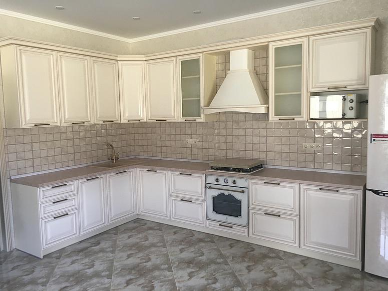 Фото светлая бежевая матовая кухня с крашеными фасадами в классическом стиле с пластиковой столешницей