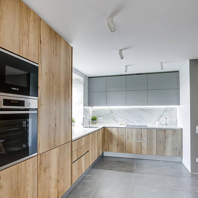 Фото угловая древесная двухцветная матовая серая кухня с пластиковыми фасадами в стиле Хай-Тек и в стиле Минимализм с пластиковой столешницей
