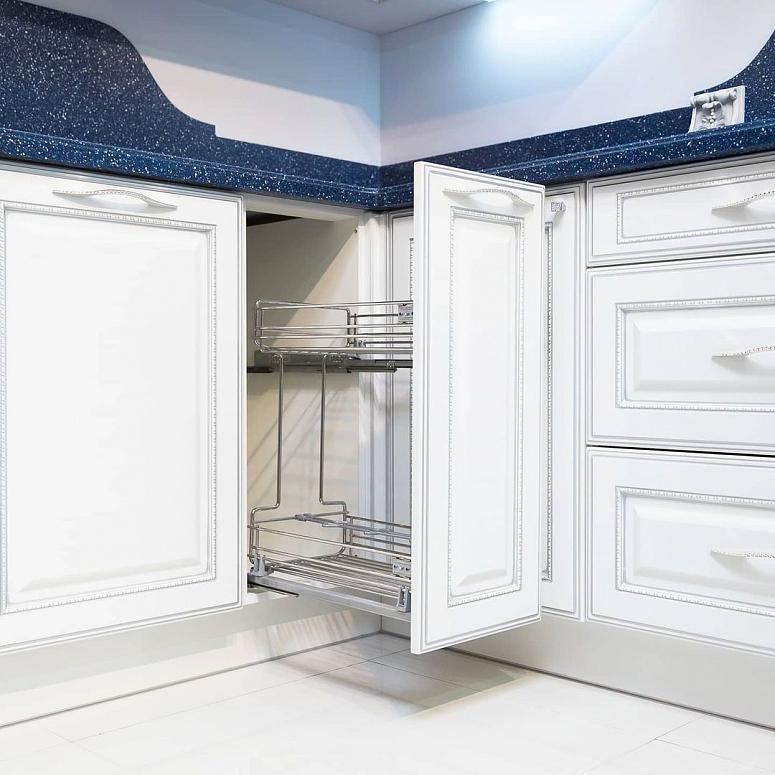 Фото п-образная белая светлая кухня из массива в классическом стиле с кварцевой столешницей