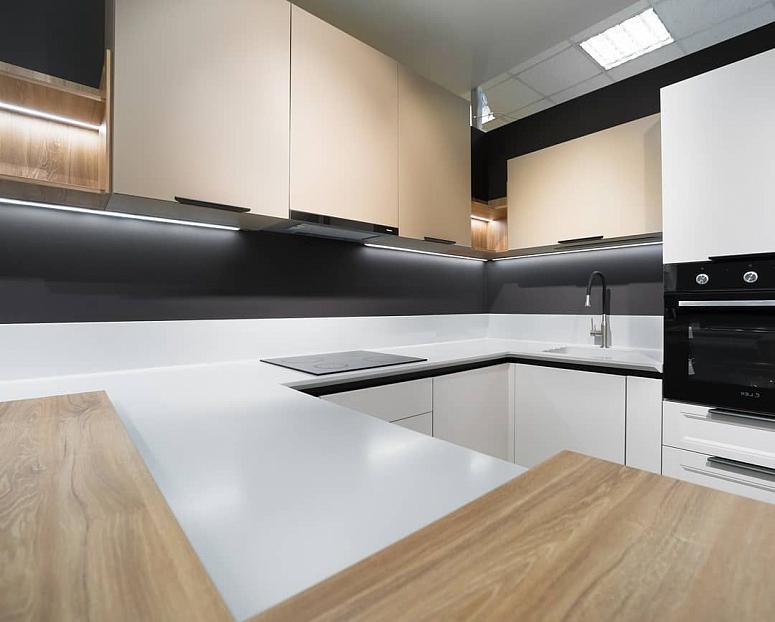 Фото прямая белая матовая кухня с пластиковыми фасадами в стиле Хай-Тек и в стиле Минимализм и в неоклассическом стиле c акриловой столешницей