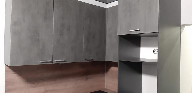 Фото угловая с барной стойкой под бетон древесная двухцветная матовая темная кухня с фасадами МДФ-ПВХ в стиле Минимализм с пластиковой столешницей