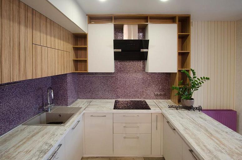 Фото трехъярусная п-образная белая древесная двухцветная светлая кухня с пластиковыми фасадами с крашеными фасадами в стиле Хай-Тек
