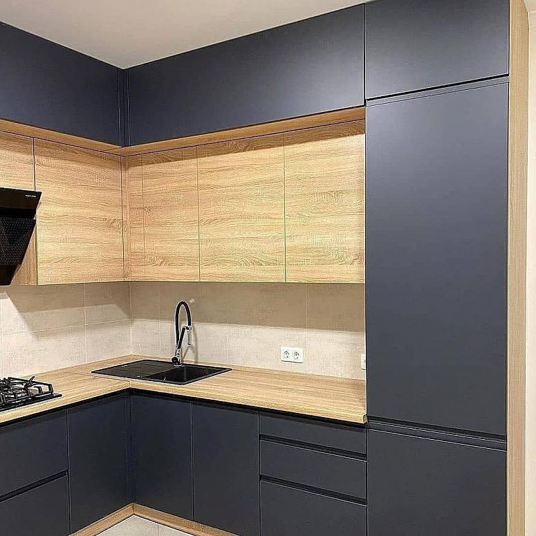 Фото угловая трехъярусная древесная двухцветная матовая синяя темная кухня с пластиковыми фасадами с крашеными фасадами в стиле Минимализм с пластиковой столешницей