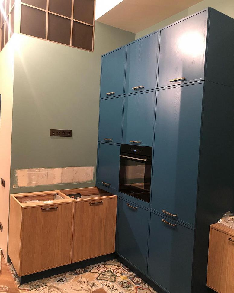Фото угловая древесная двухцветная матовая синяя кухня с крашеными фасадами в стиле Хай-Тек и в стиле Минимализм