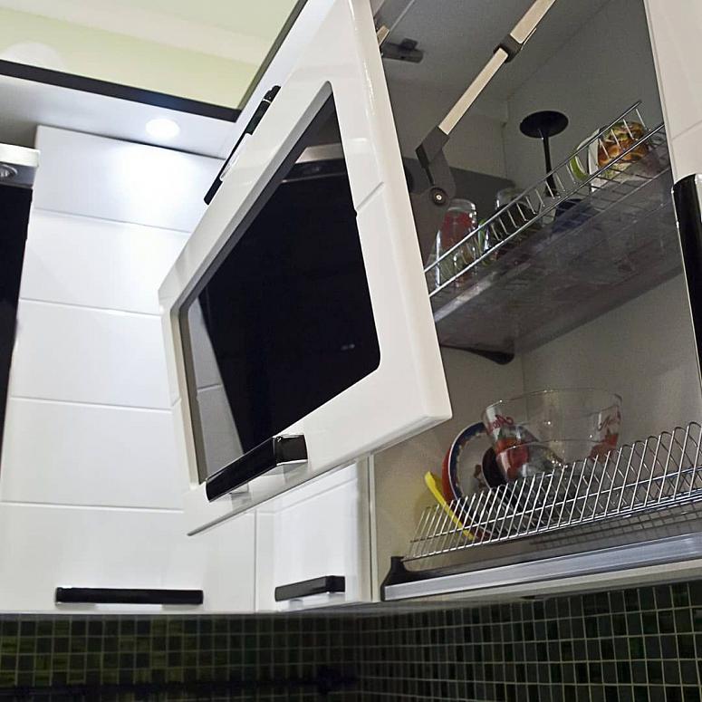 Фото п-образная белая глянцевая кухня с фасадами МДФ-ПВХ в стиле Хай-Тек с пластиковой столешницей