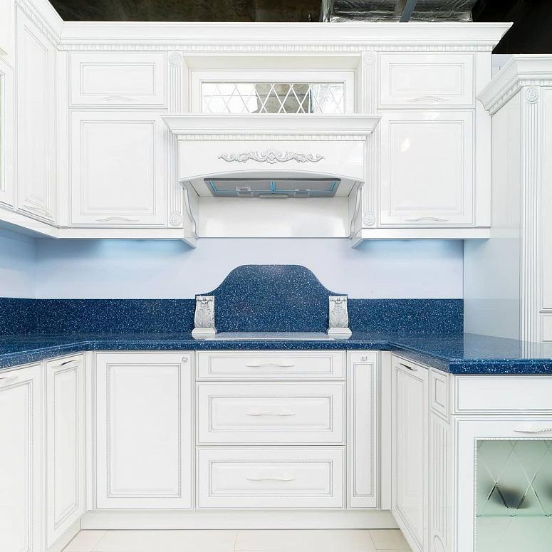 Фото п-образная белая светлая кухня из массива в классическом стиле с кварцевой столешницей