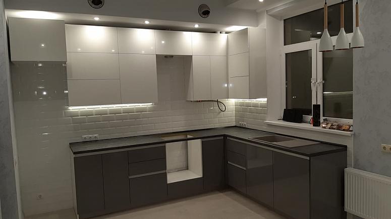 Фото угловая трехъярусная белая двухцветная глянцевая серая кухня с пластиковыми фасадами AGT в стиле Минимализм с пластиковой столешницей
