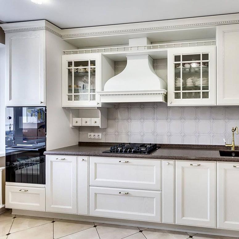 Фото прямая белая светлая древесная кухня из массива в классическом стиле со столешницей из натурального камня