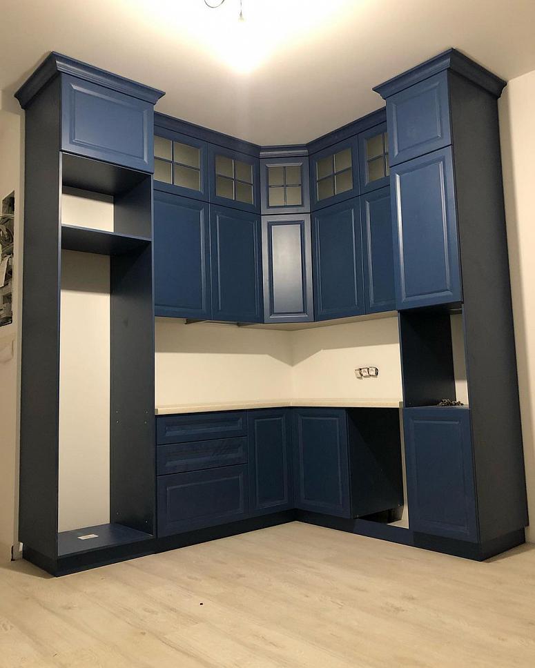 Фото угловая матовая синяя темная яркая кухня с крашеными фасадами в неоклассическом стиле с пластиковой столешницей