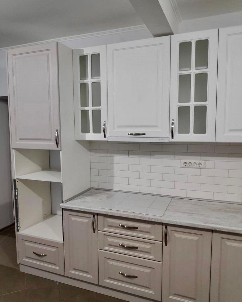 Фото прямая белая кухня с фасадами МДФ-ПВХ в классическом стиле с пластиковой столешницей