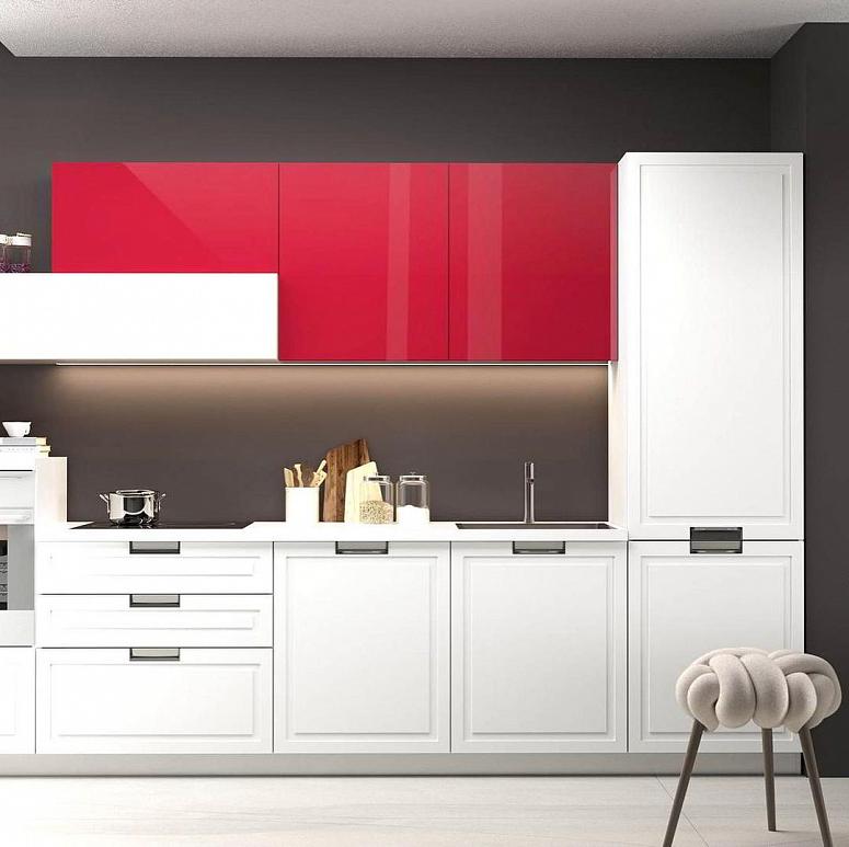 Фото прямая белая двухцветная красная яркая кухня с пластиковыми фасадами с крашеными фасадами в стиле Хай-Тек и в неоклассическом стиле c акриловой столешницей