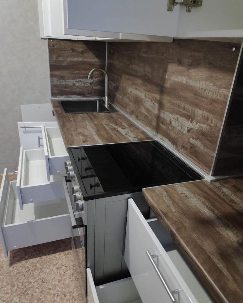 Фото прямая белая древесная кухня с фасадами МДФ-ПВХ в стиле Хай-Тек с пластиковой столешницей
