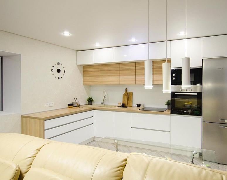 Фото угловая трехъярусная белая древесная двухцветная светлая кухня с пластиковыми фасадами в стиле Хай-Тек и в стиле Минимализм с пластиковой столешницей