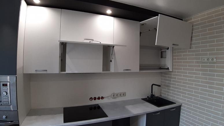 Фото прямая белая черная двухцветная матовая кухня с крашеными фасадами в стиле Хай-Тек с пластиковой столешницей